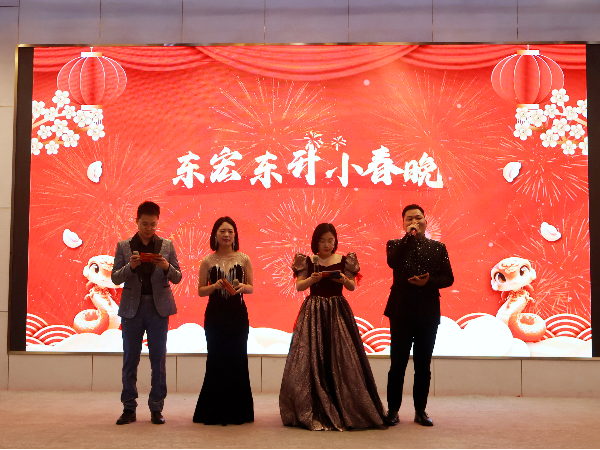 麻豆福利视频导航2025年年會主持人合影